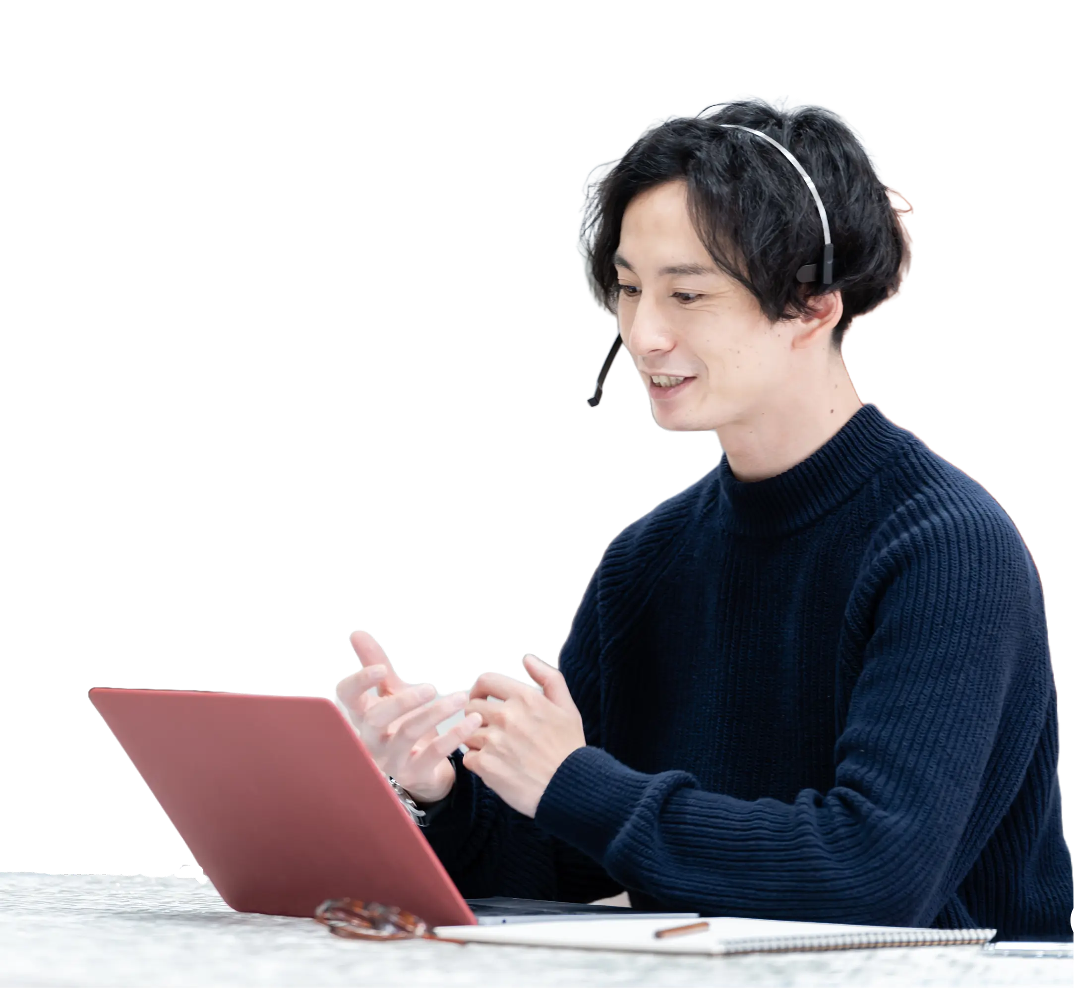 ノートパソコンに向かう男性